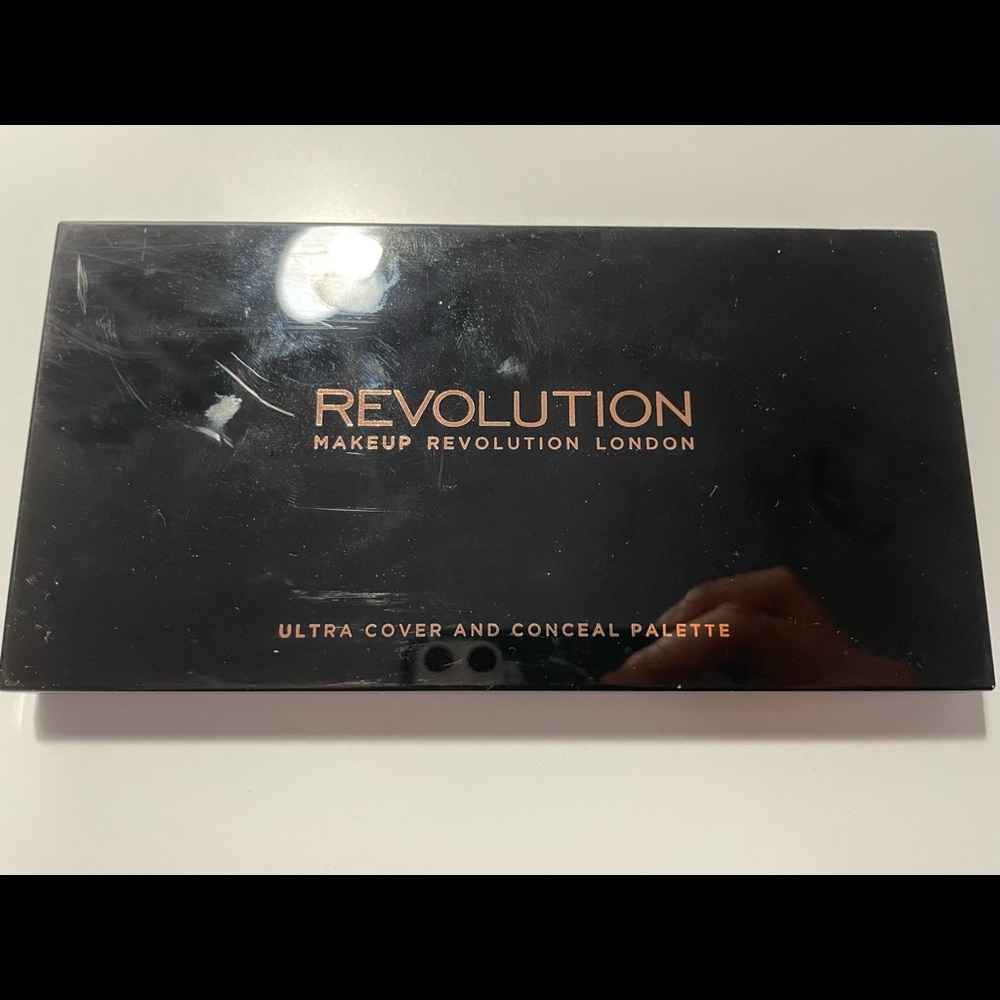 Makeup Revolution conceal palette - light